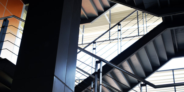 Pintar Fachadas de Empresas / Negocios / Locales Comerciales en Badalona · Pintado de Escaleras