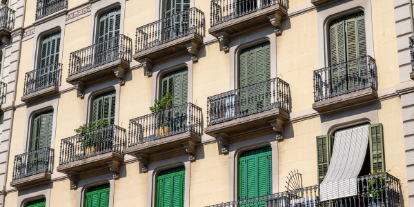 Pintar Fachadas y Patios de Luces de Comunidades Vecinos / Propietarios en Badalona · Reparación y Preparación de Superficies