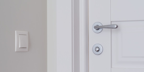 Pintar Fachadas y Patios de Luces de Comunidades Vecinos / Propietarios en Badalona · Pintura para Pintado de Puertas Privadas de Vecinos