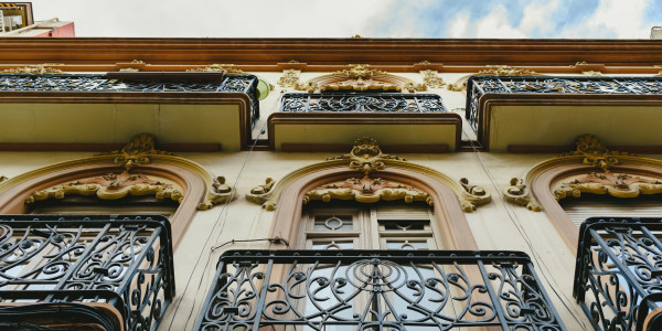 Rehabilitación y Restauración de Fachadas en Badalona · Restauración de Fachadas Emblemáticas