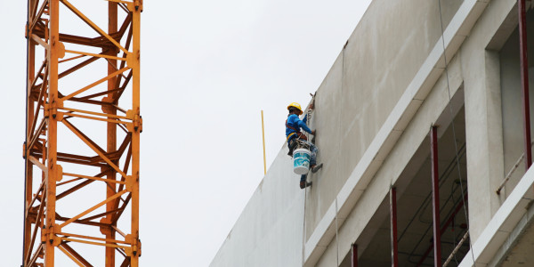 Trabajos Verticales en Fachadas de Edificios / Viviendas en Badalona · Pintar Edificios de Construcción de Obra Nueva