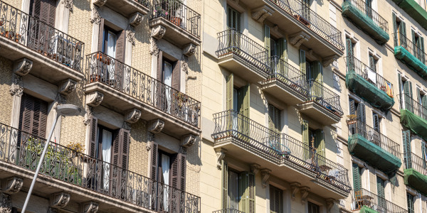Trabajos Verticales en Fachadas de Edificios / Viviendas en Badalona · Pintado de Fachadas con Difícil Acceso
