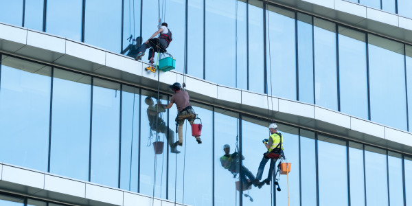 Trabajos Verticales en Fachadas de Edificios / Viviendas en Badalona · Pintado Económico y Rápido de Fachadas